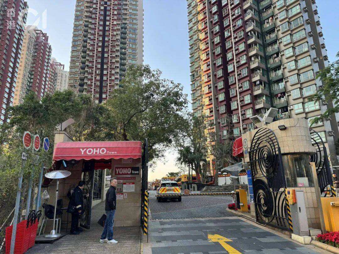 朗火光冲天逾400人紧急疏散！瓦力棋牌试玩1死1重伤！香港元(图2)